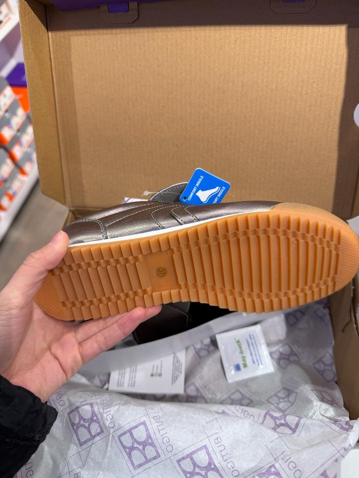 Кроссовки женские