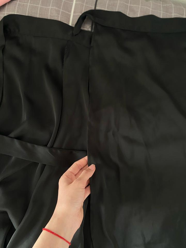 Чёрная атласная юбка