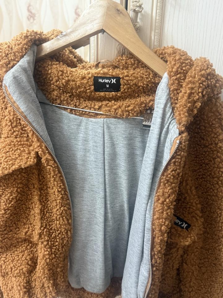 Шубка Hurley покупала в Дубай оригинал 100%