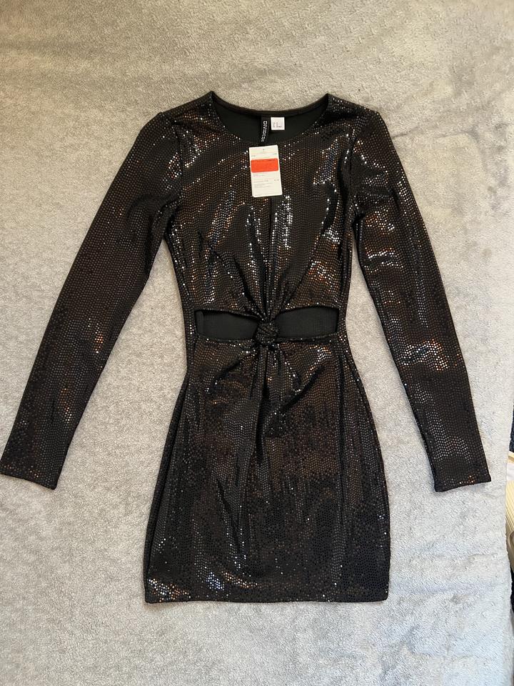 Платье с пайетками и разрезами