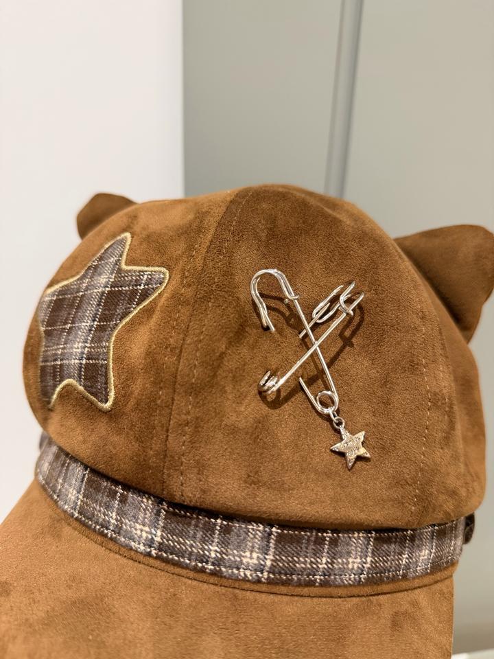 Коричневая шапка с кошачьими ушками