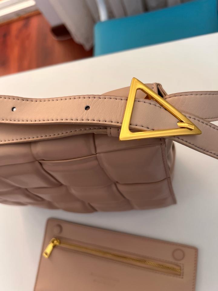 Стильная сумка из натуральной кожи в трендовом плетёном дизайне