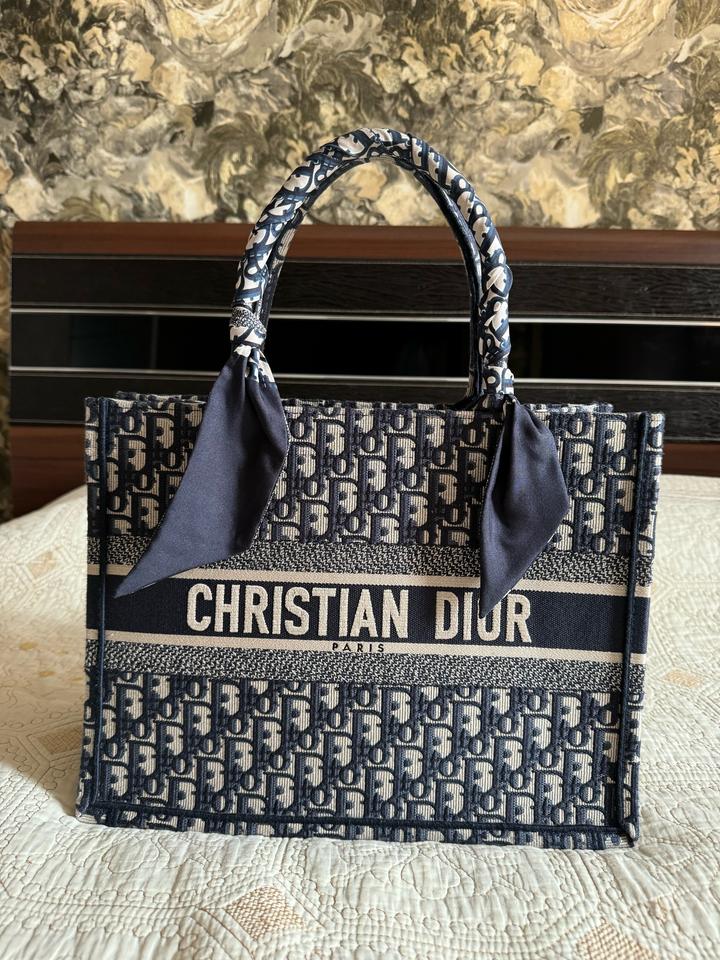 Medium Dior Book Tote для Алии