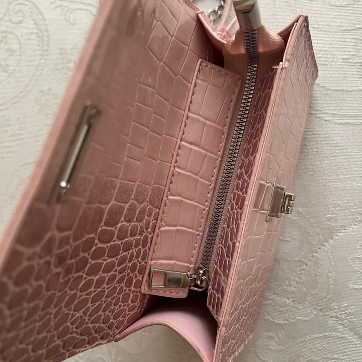 розовая сумочка на цепочке
