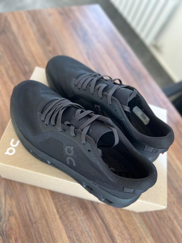 Продам мужские кроссовки On Cloudzone