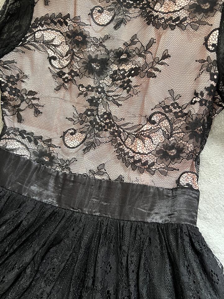 платье кружевное.