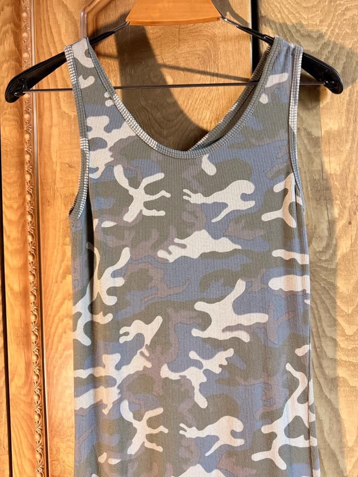 Платье в стиле casual с камуфляжным принтом