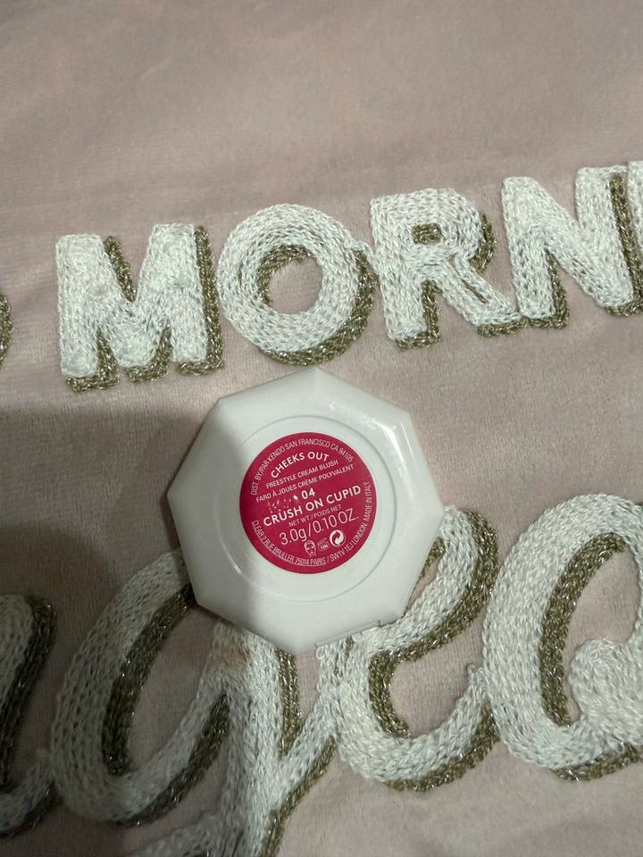 Fenty Beauty Cheeks Out Freestyle Cream Blush в оттенке «Crush on Cupid» (04)