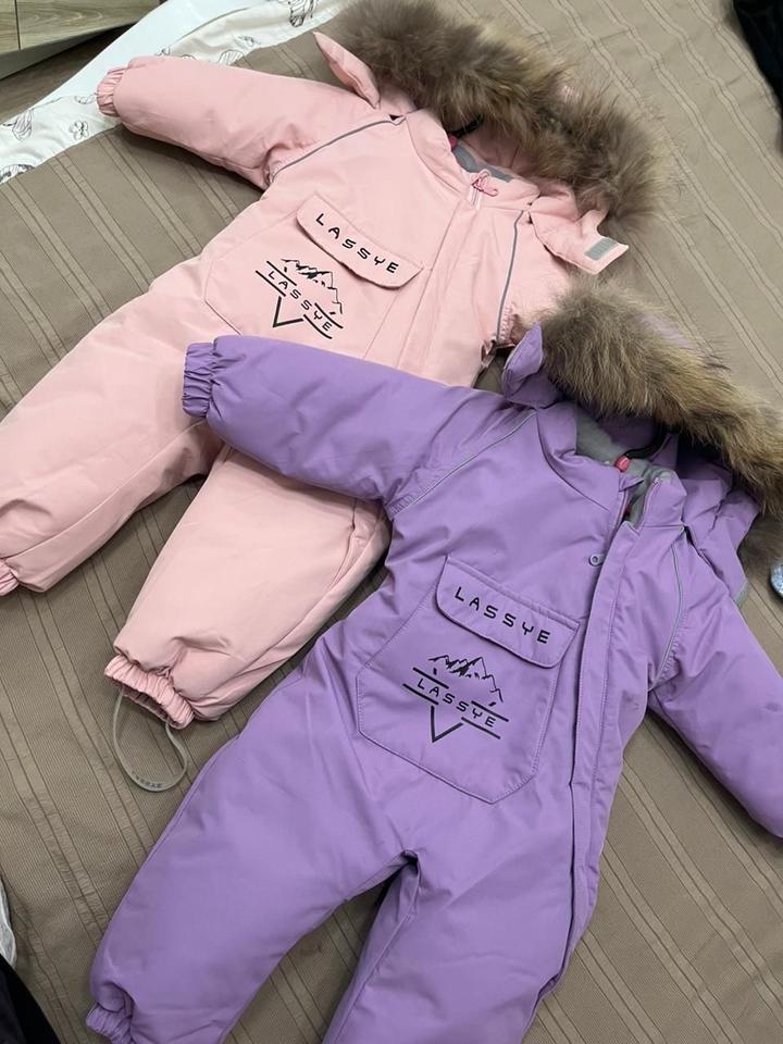 Детский комбинезон LASSIE нежно-розового цвета.