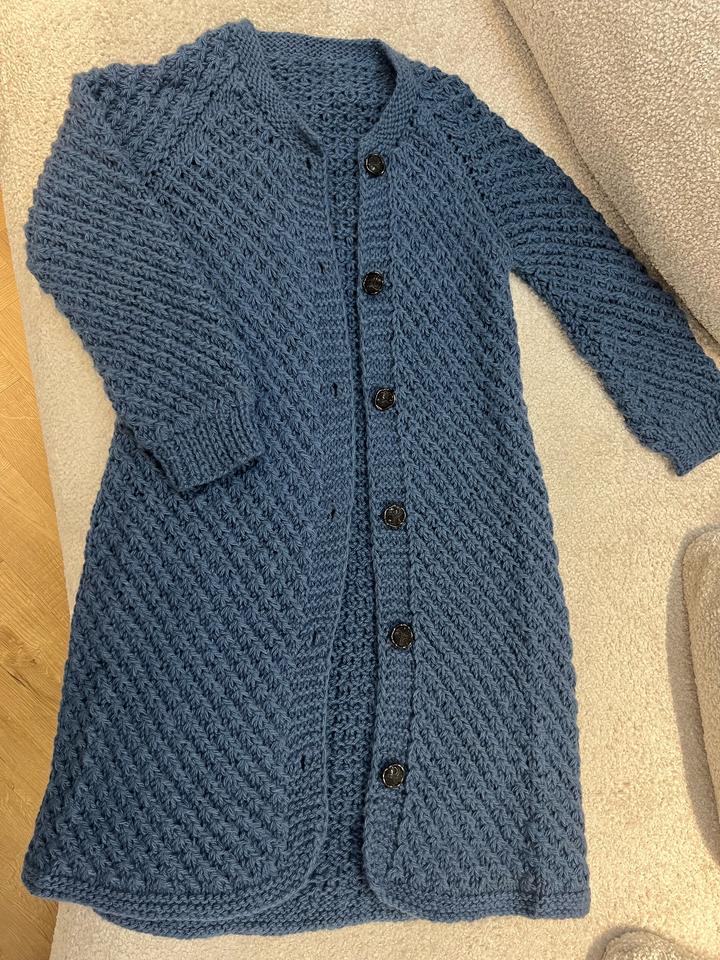 Вязаный кардиган со следочками