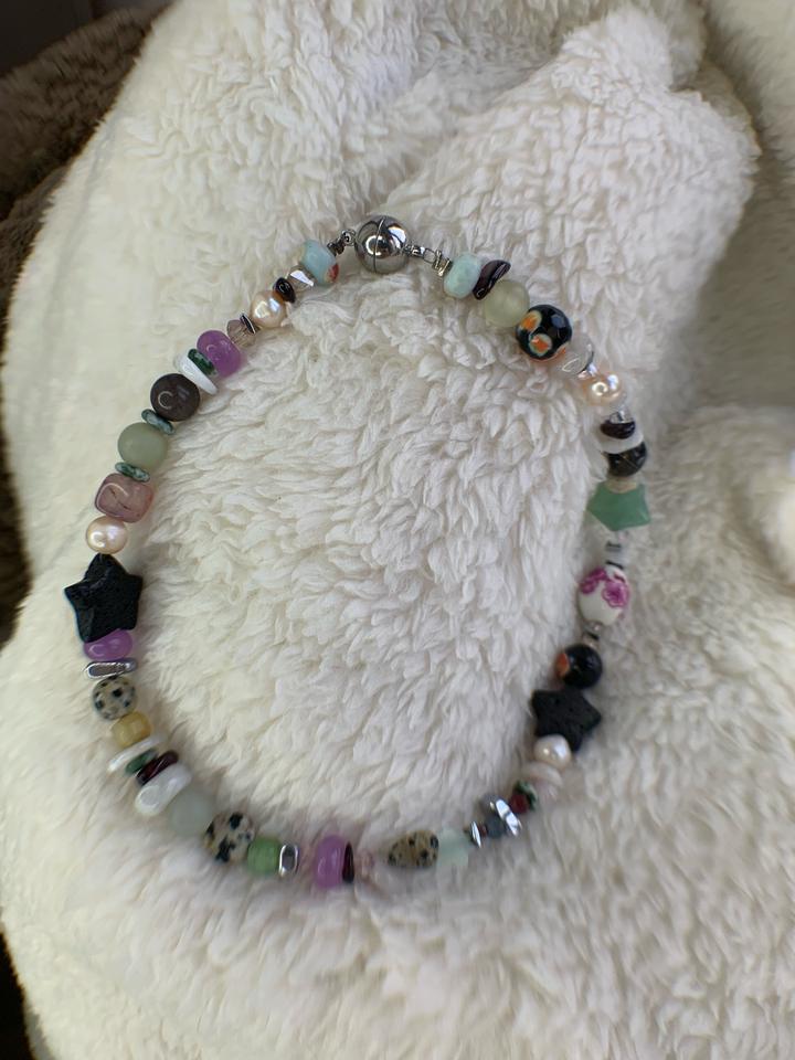 Украшения из натуральных камней на магнитной застежке