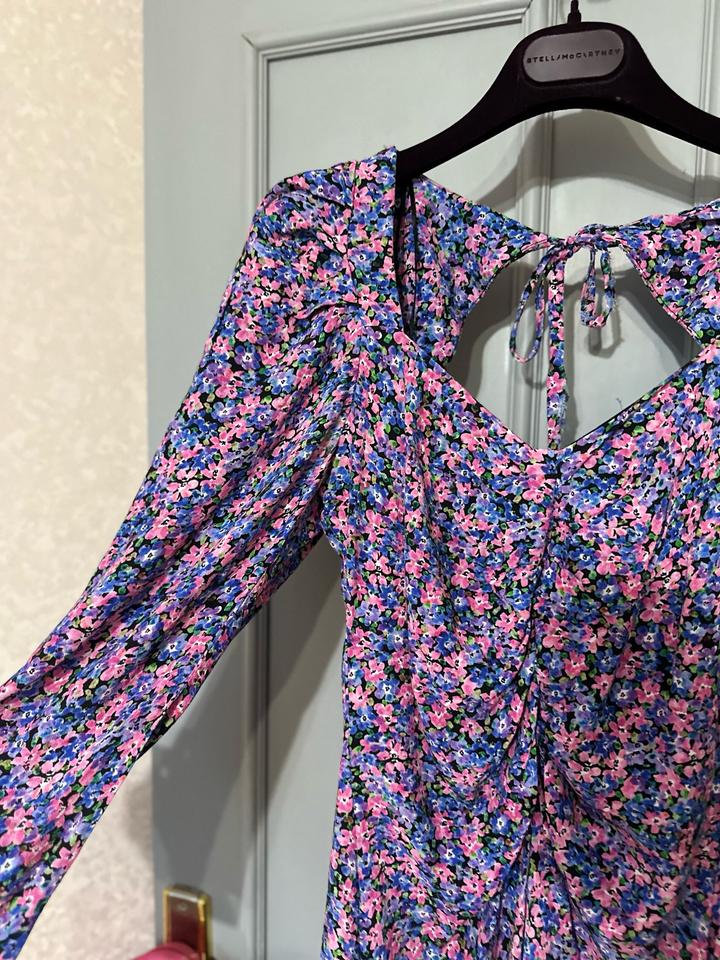 Платье Zara с цветочным принтом и открытой спиной