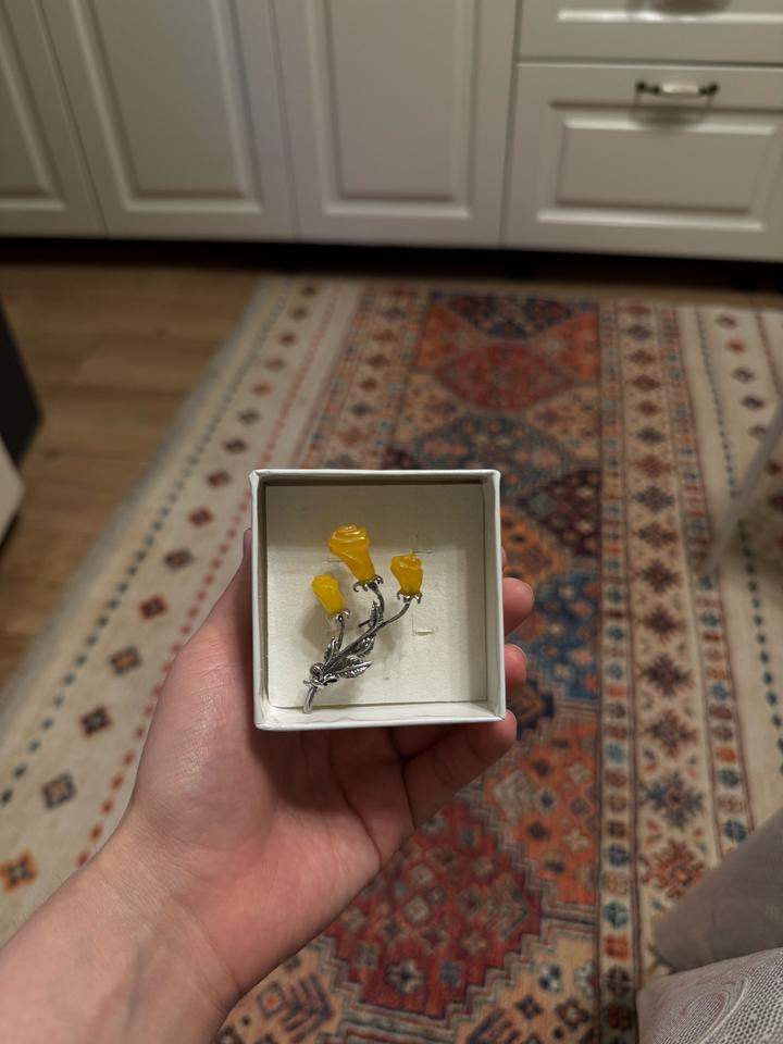 Винтажная брошь с натуральным янтарём