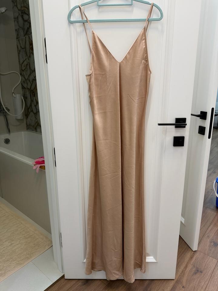 Бежевое платье с кейпом