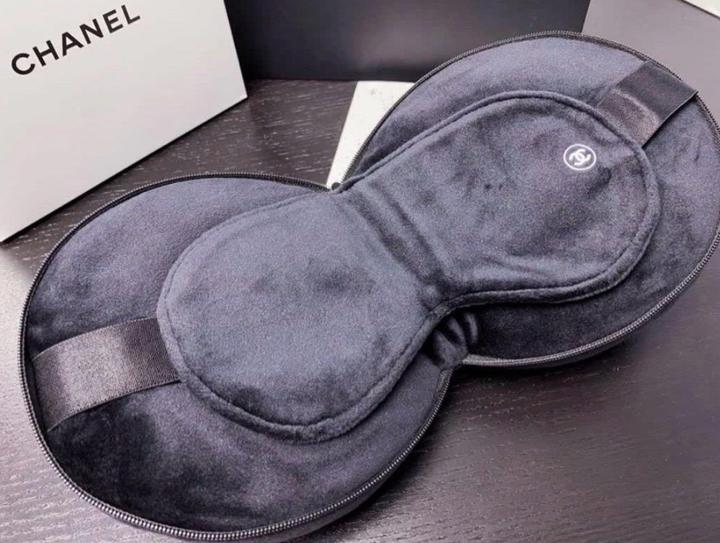 Дорожная подушка и маска для сна Chanel Beauty