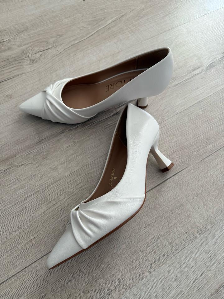 Белые туфли-лодочки на невысоком каблуке