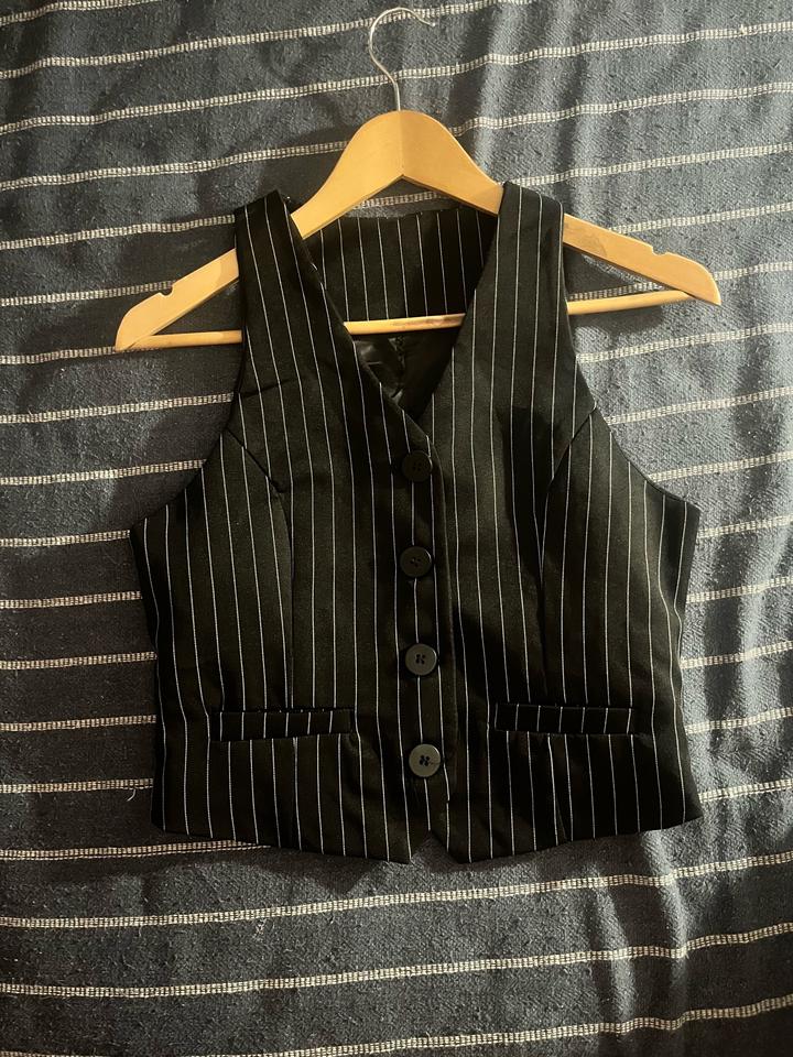 Темно синий костюм в полоску