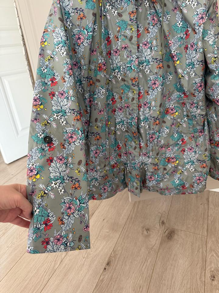 Женская куртка ветровка