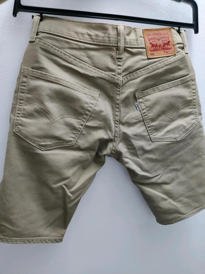 Мужские джинсовые шорты Levi's 502 бежевого (хаки) цвета