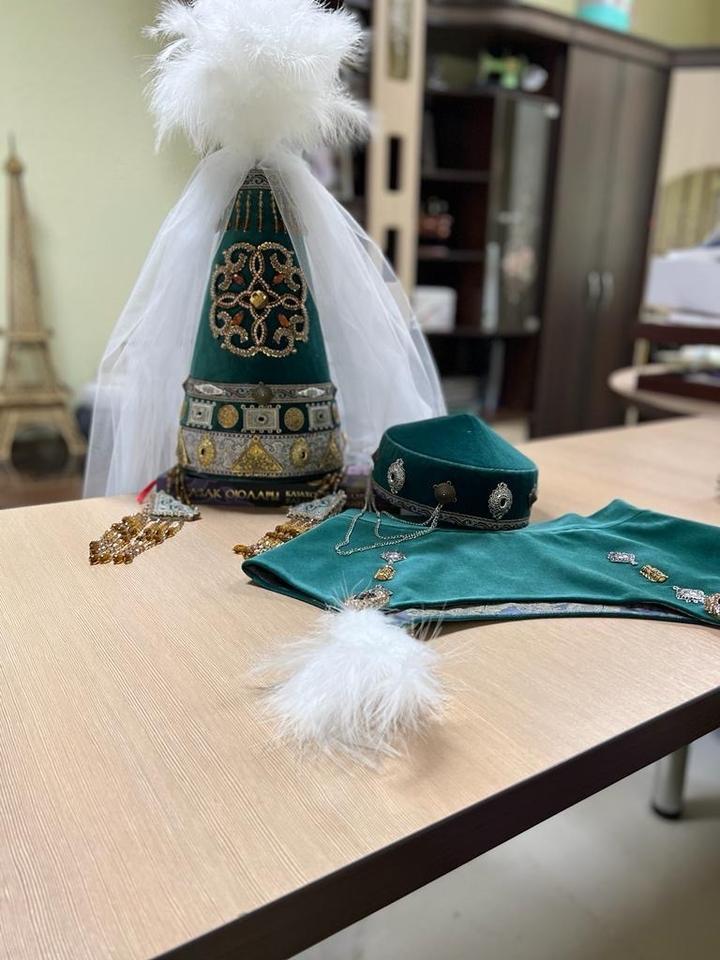 Саукеле + баска (пояс), платье в подарок