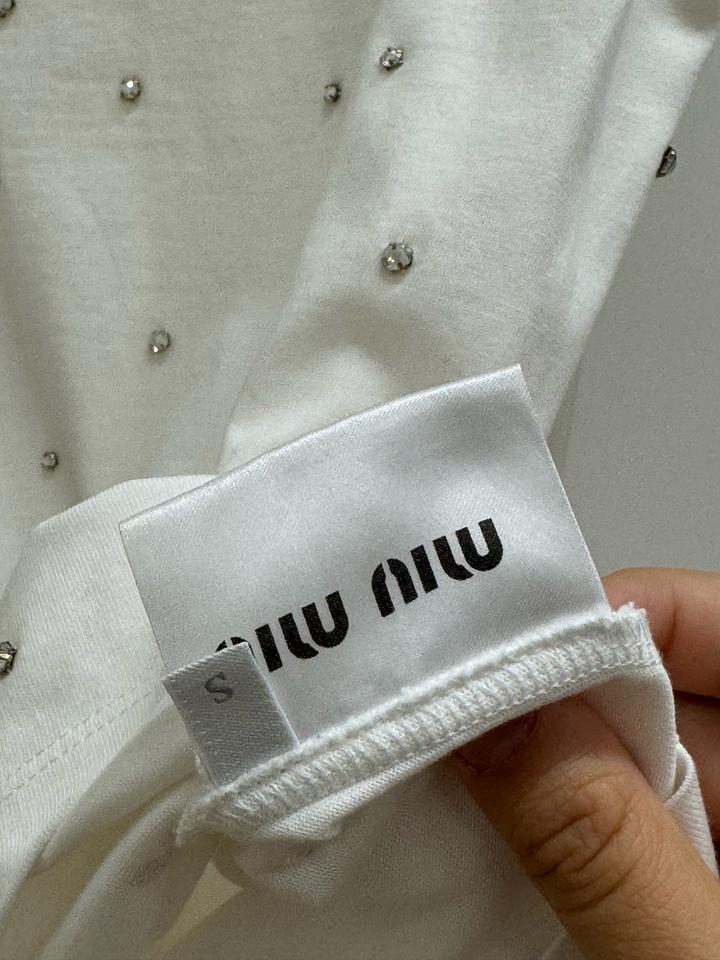 Трендовая Белая футболка Miu Miu с кристаллами
