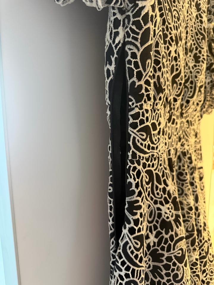 Кружевное мини платье Chance Off | чёрное с белым кружевом