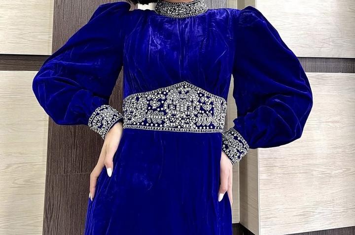 Платья красивое , камни очень сильно сверкают