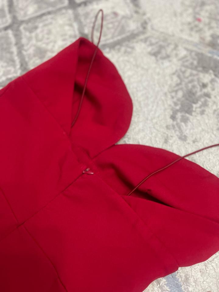 Красное платье