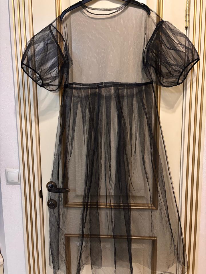 Чёрное фатиновое платье с объёмными рукавами