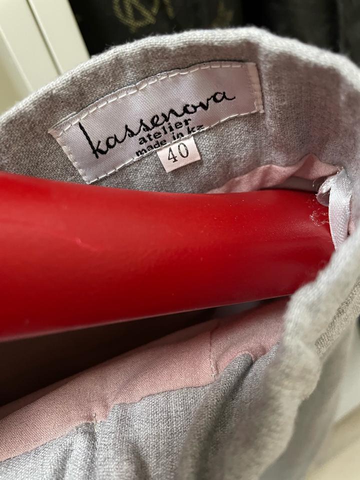 Стильная юбка с разрезом