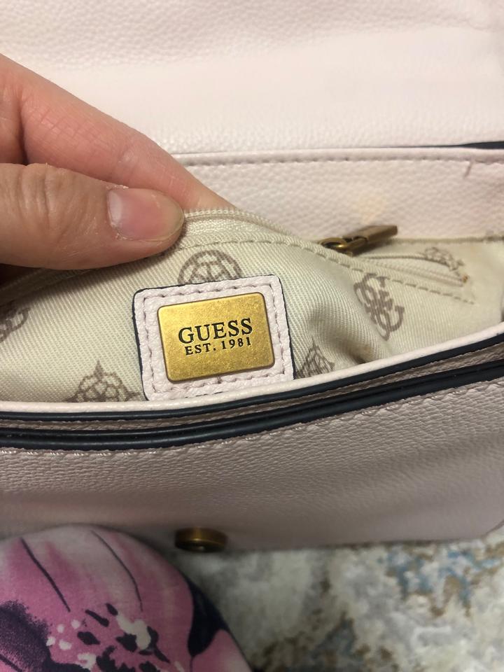 Сумочка от Бренда GUESS