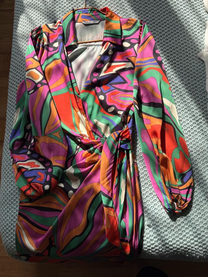 Яркое нарядное платье