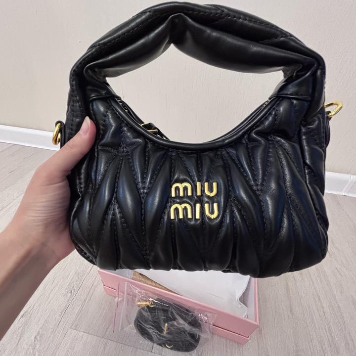 Элегантная мини-сумка Miu Miu в классическом черном цвете.