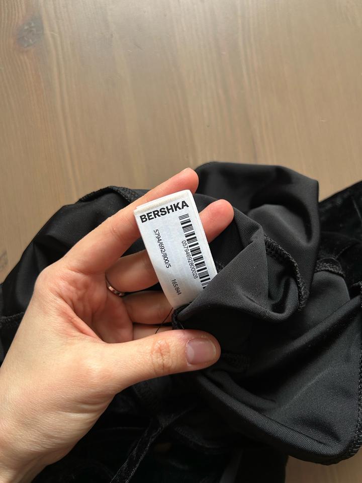 Черное платье вельветовое BERSHKA
