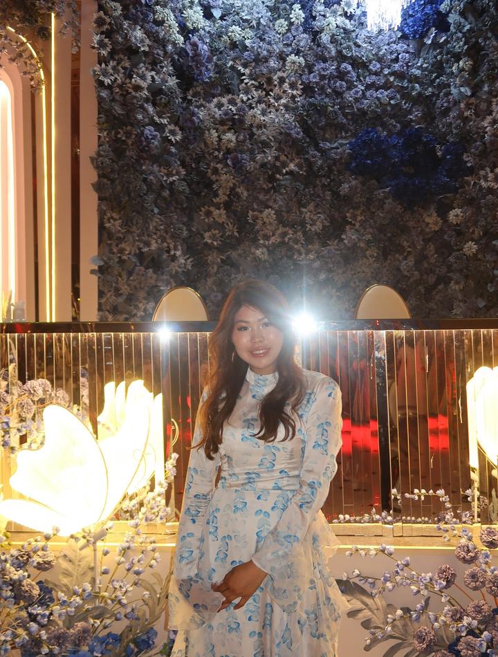 Длинное красивое атласное платье