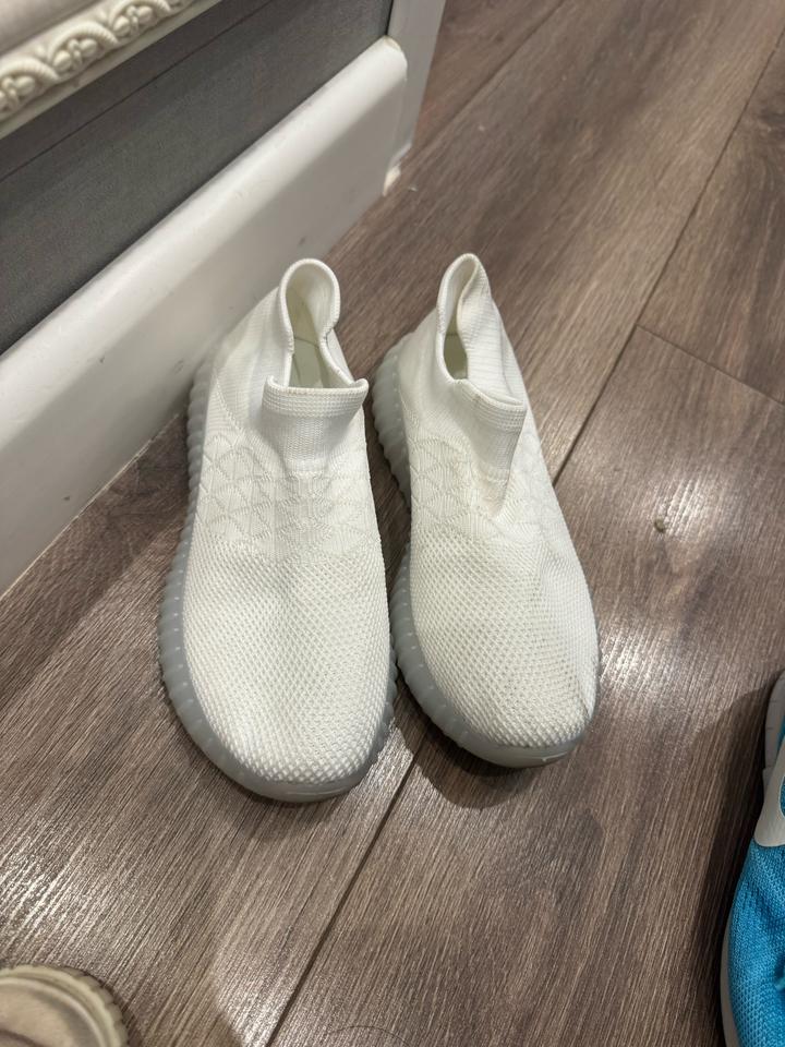 Кроссовки и тапочки