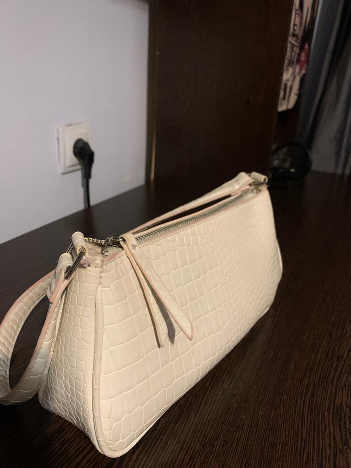 Сумка Stradivarius бежевая лаковая