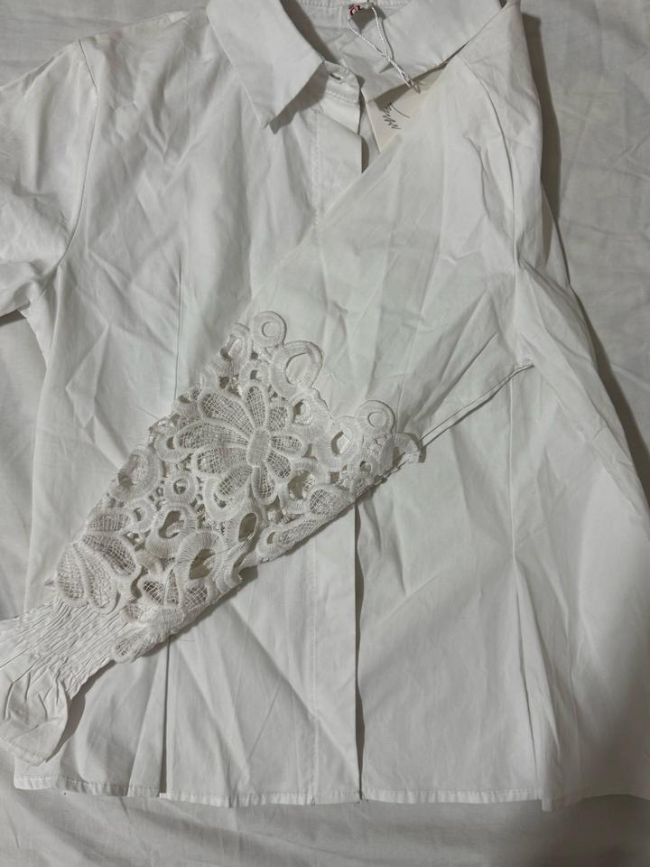 белая немножко приталенная рубашка