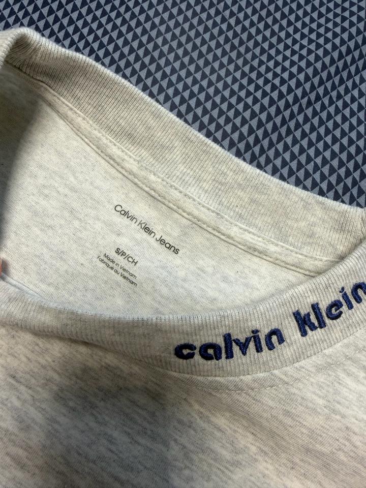Футболка от Calvin Klein
