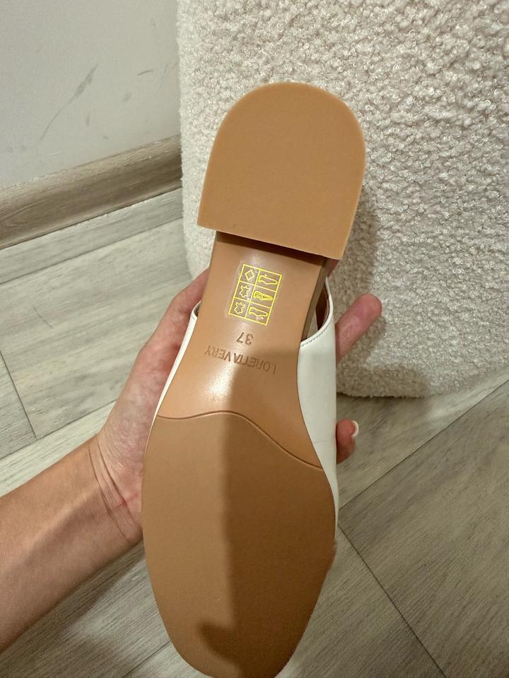 Туфельки на низком каблуке