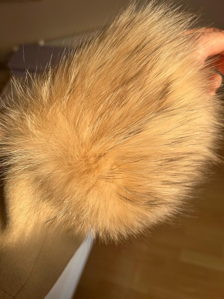 Пальто бежевое с меховым воротником