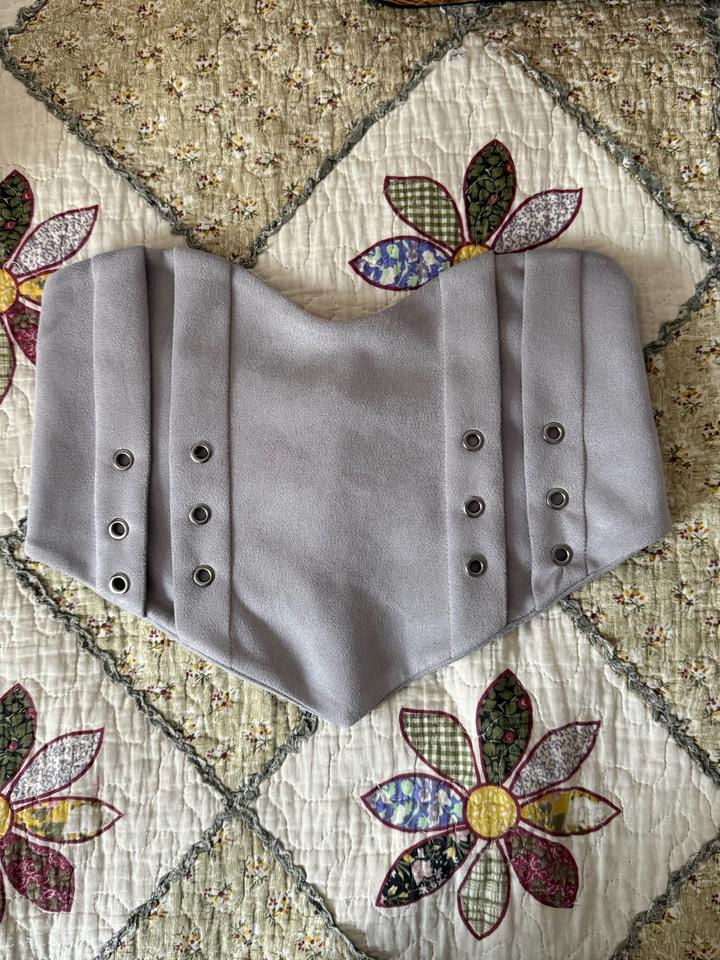 3 Кроп-топа и 1 жилетка