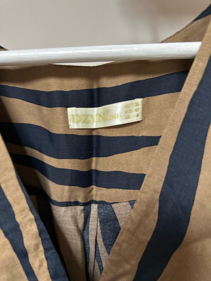 Эффектное платье в карамельно-синей палитре