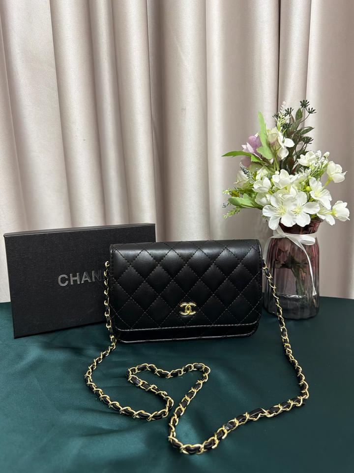 Красная и черная сумка от Chanel