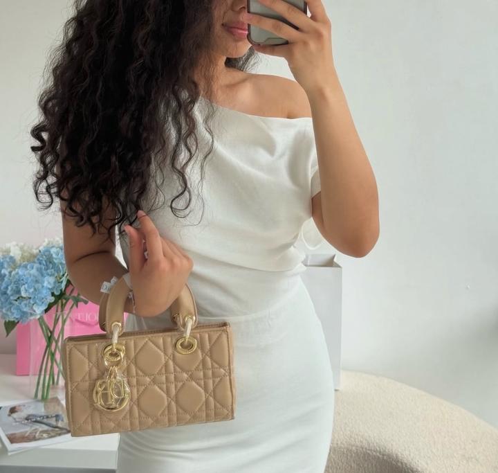 Платье ЧЕРНОЕ, нету фото в платье, показываю с шоурума