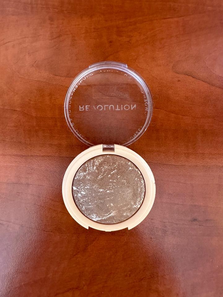 Продам бронзер Revolution