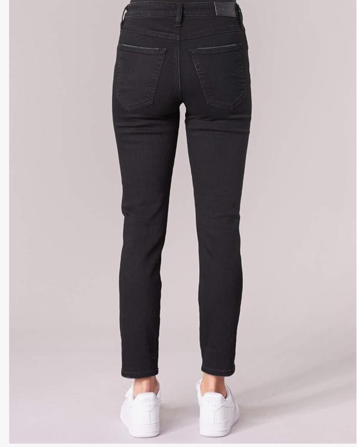 женские джинсы бренда Diesel имеют застежку на пуговицы и декоративный разре