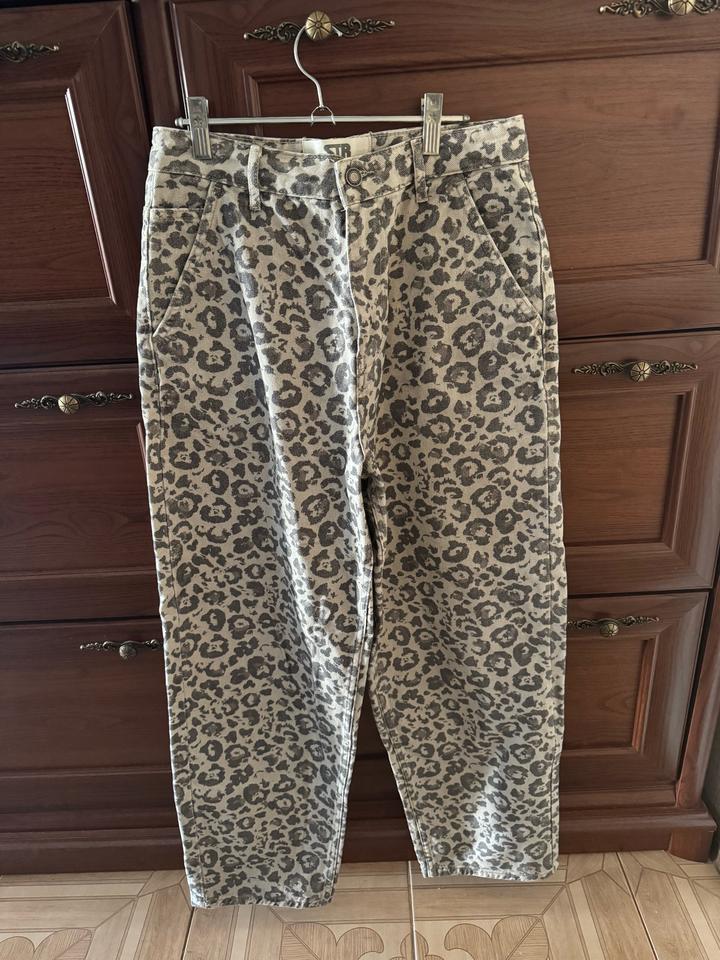 леопардовые джинсы мом