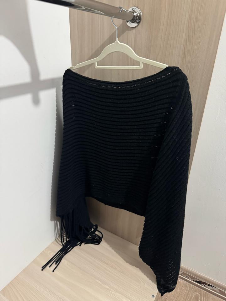 Элегантное черное пончо