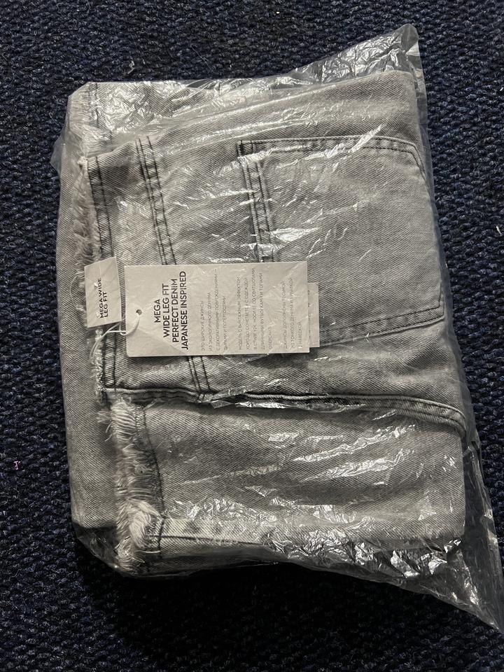 джинсы серые с разрезами